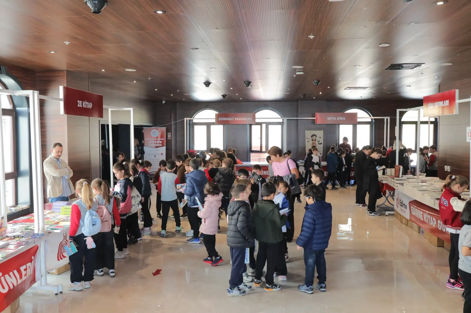 BİNLERCE OKUR, YÜZLERCE HİKAYE, TEK BİR BULUŞMA: 10. GELENEKSEL EDİRNE KİTAP GÜNLERİ TAMAMLANDI galeri görseli